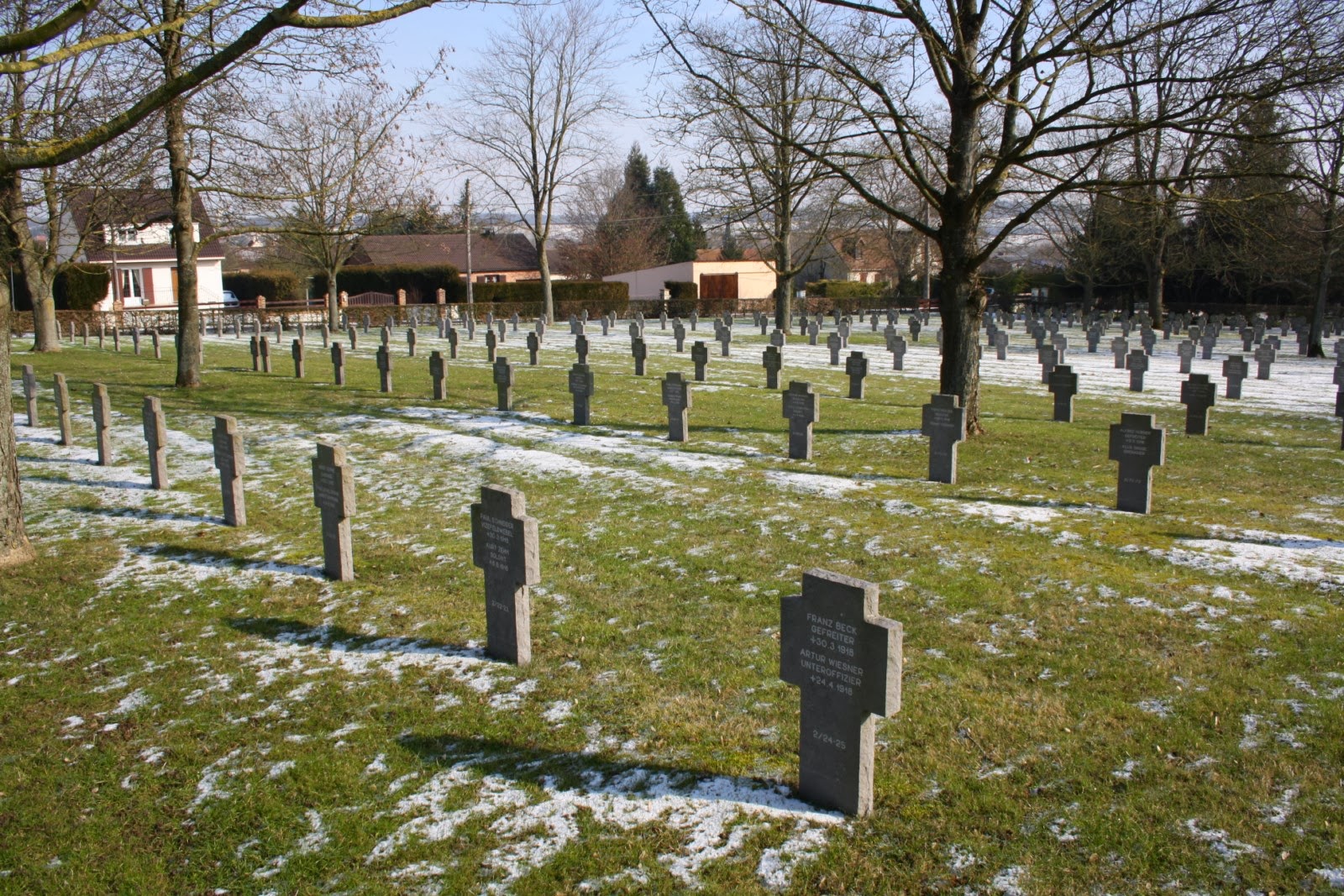 LES NECROPOLES de LA GRANDE GUERRE EN PICARDIE FRANCE Cimetière